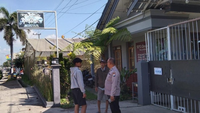 Korban dan polisi melakukan olah TKP