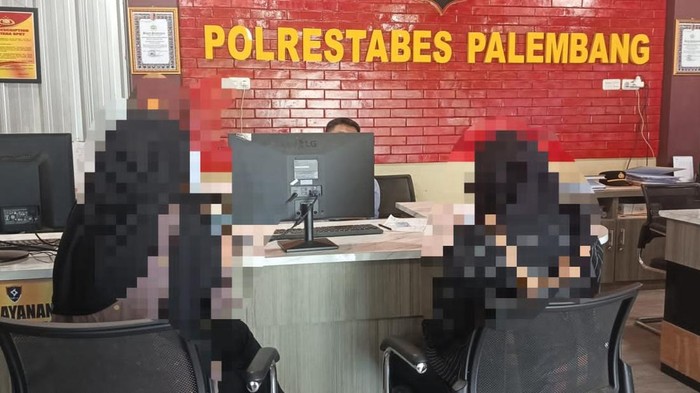 Korban ditemani keluarganya melaporkan bapak kos yang melecehkannya