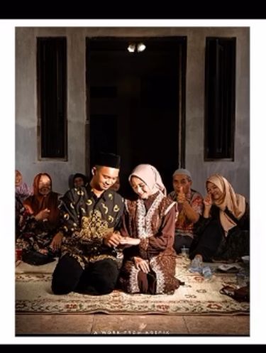 Viral! Fotografer ini buktikan lamaran tanpa dekorasi tetap estetis. Meski di rumah sederhana, hasil fotonya mengharukan dan fokus pada ketulusan momen sakral.