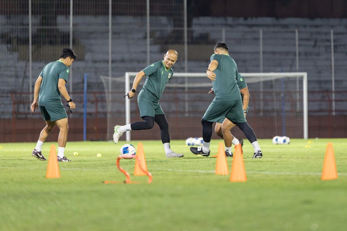 Pelatih Timnas Indonesia U-17 Kurniawan Dwi Yulianto (kedua kanan) bermain bola di sela latihan menjelang laga ASEAN U-17 Boys Championship atau Piala AFF U-17 2026 di Stadion Gelora 10 November, Surabaya, Jawa Timur, Minggu (12/4/2026). Timnas Indonesia U-17 akan menghadapi Timnas Timor Leste pada pertandingan grup A Piala AFF U-17 2026 pada Senin (13/4) di Stadion Gelora Joko Samudro, Gresik. ANTARA FOTO/Rizal Hanafi/nym.