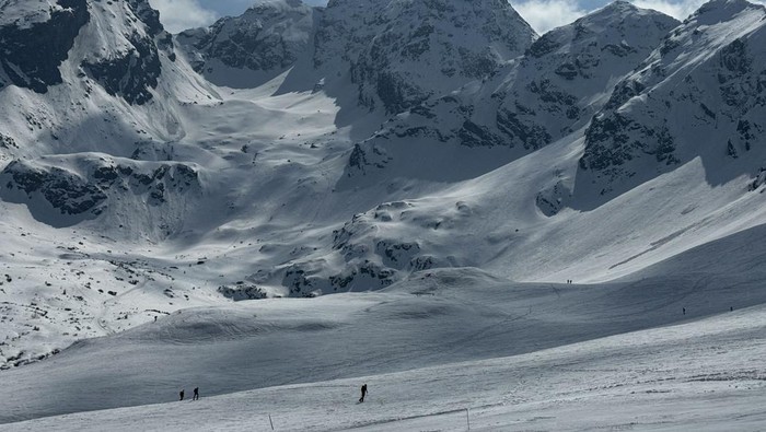 Skiers ski from the top of Kasprowy Wierch peak in the Tatra National Park near Zakopane, Poland,  April 12, 2026. REUTERS/Kacper Pempel