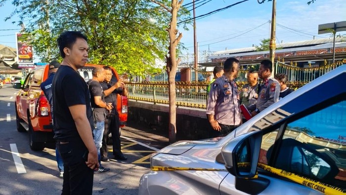 Mayat seorang driver taksi online ditemukan tergeletak di jalan Pasar Kembang Jogja. Korban diketahui merupakan warga Bantul. 