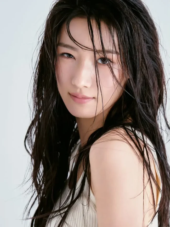 7 Potret Aktris China Lu Yu Xiao Tampil Memukau dengan Makeup No Makeup