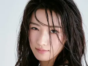 7 Potret Aktris China Lu Yu Xiao Tampil Memukau dengan Makeup No Makeup