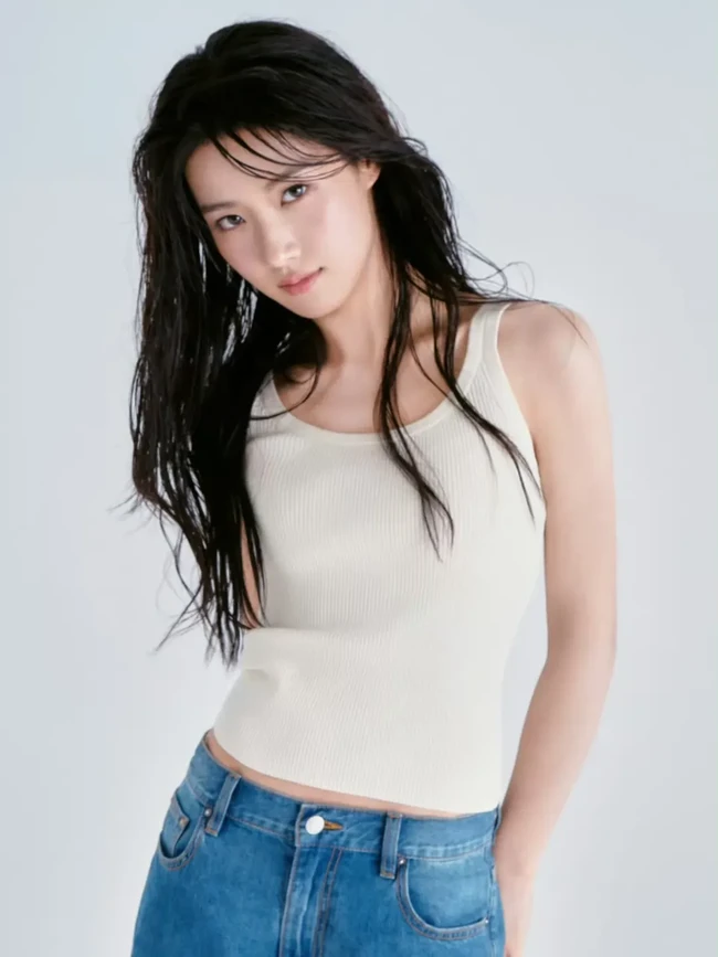 Dalam pemotretan ini, Lu Yuxiao ditata dengan tema riasan makeup no makeup. Kulitnya tampak sehat dan glowing, sementara fitur wajahnya tetap menjadi pusat perhatian tanpa distraksi. Foto: Dok. Weibo