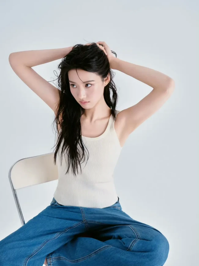 Balutan jeans panjang dan atasan putih polos menciptakan kesan santai namun tetap stylish. Gaya kasualnya tidak menutupi kecantikan alaminya. Foto: Dok. Weibo
