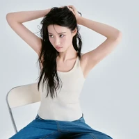 Balutan jeans panjang dan atasan putih polos menciptakan kesan santai namun tetap stylish. Gaya kasualnya tidak menutupi kecantikan alaminya. Foto: Dok. Weibo
