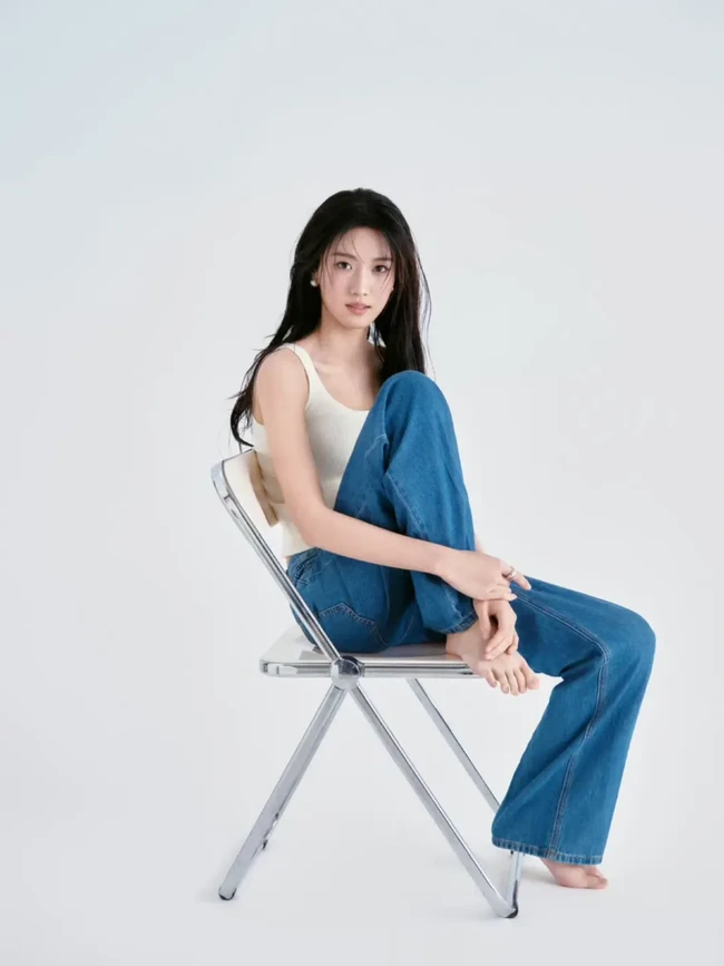Rambut hitam panjang yang dibiarkan terurai secara natural memberi sentuhan lembut sekaligus elegan. Gaya ini memperkuat konsep cantik tanpa effort. Foto: Dok. Weibo