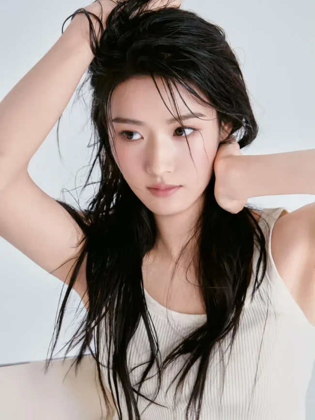 Tanpa riasan tebal, kecantikan alami Lu Yuxiao justru semakin menonjol. Hal ini memperlihatkan bahwa ia memiliki daya tarik visual yang kuat bahkan dalam tampilan paling sederhana. Foto: Dok. Weibo