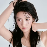Tanpa riasan tebal, kecantikan alami Lu Yuxiao justru semakin menonjol. Hal ini memperlihatkan bahwa ia memiliki daya tarik visual yang kuat bahkan dalam tampilan paling sederhana. Foto: Dok. Weibo