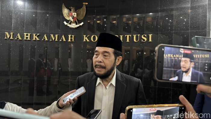 Mantan Hakim Konstitusi Anwar Usman jatuh pingsan usai mengikuti prosesi wisuda purnabakti Hakim Konstitusi di Gedung Mahkamah Konstitusi (MK). (Rachma Indira/detikcom)