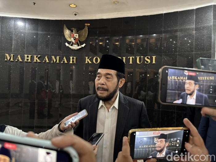 Mantan Hakim Konstitusi Anwar Usman jatuh pingsan usai mengikuti prosesi wisuda purnabakti Hakim Konstitusi di Gedung Mahkamah Konstitusi (MK). (Rachma Indira/detikcom)