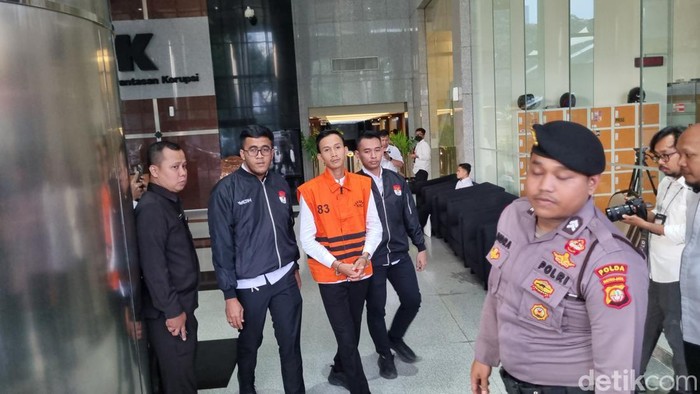 Marjani, ajudan dari Gubernur Riau ditahan KPK. (Taufiq/detikcom)