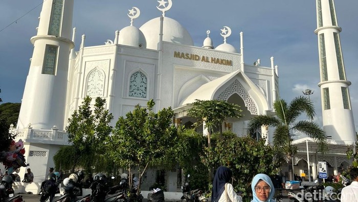 Intip Pesona Masjid Al Hakim Padang, Destinasi ala Taj Mahal di Tepi Pantai 