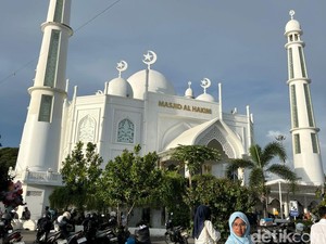 Intip Pesona Masjid Al Hakim Padang, Destinasi ala Taj Mahal di Tepi Pantai