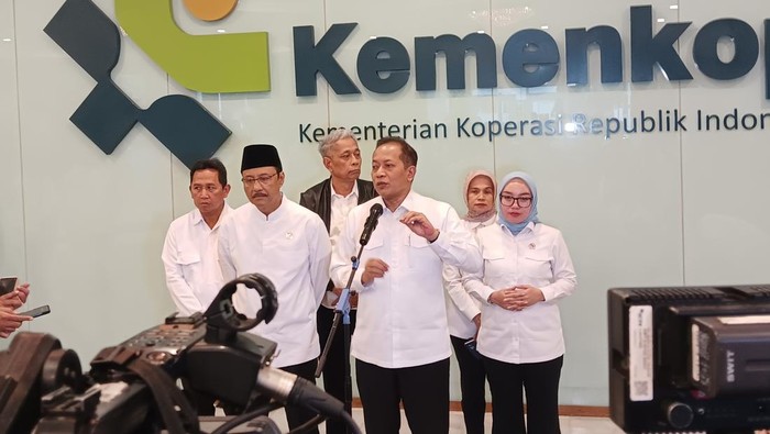 Menteri Koperasi dan Menteri Sosial