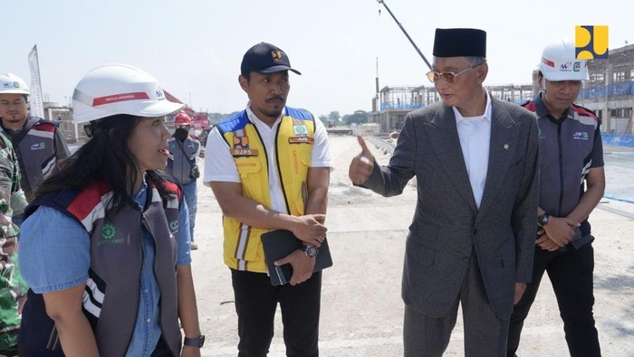 Menteri Pekerjaan Umum (PU) Dody Hanggodo meninjau progres pembangunan Sekolah Rakyat (SR) Tahap II di Kota Surabaya, Jawa Timur, Minggu (12/4).
