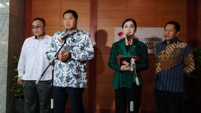 Menteri PKP Maruarar Sirait, Ketua Dewan Komisioner OJK Friderica Widyasari Dewi, dan para  Ketum Asosiasi Perumahan