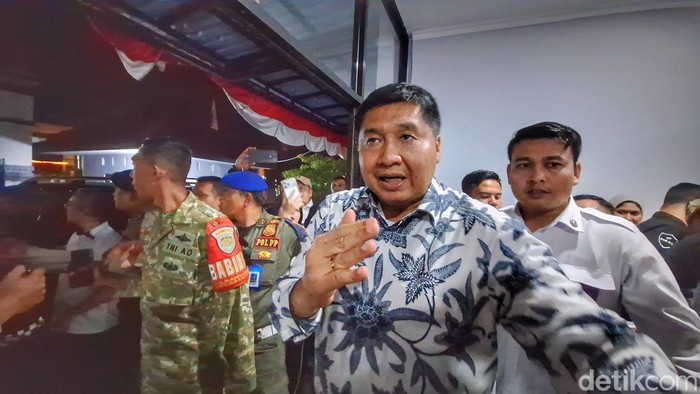 Menteri PKP, Maruarar Sirait saat mengunjungi SMAN 1 Katapang, Kabupaten Bandung, Senin (13/4/2026)