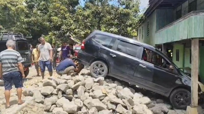 Mobil ASN Satpol PP dan Damkar Enrekang tabrak tumpukan batu usai sopir kehilangan kendali.
