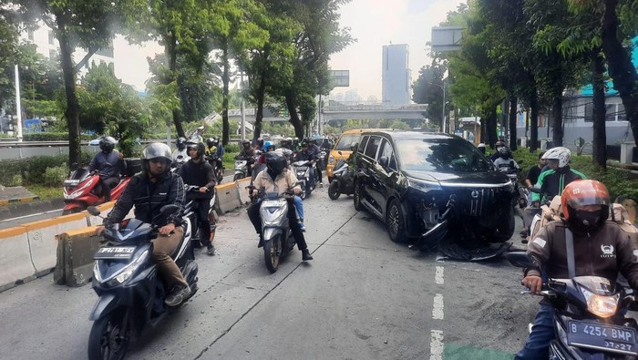 Mobil listrik menabrak pembatas busway di samping Gerbang Tol (Slipi) 2 Jakarta Barat. Lalu lintas macet hingga Tomang. (Dok TMC Polda Metro Jaya).