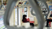 Meski jumlah penumpang turun, layanan dan fasilitas LRT tetap beroperasi normal.