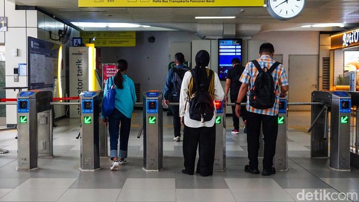 Sejumlah penumpang menaiki LRT Jabodebek untuk beraktivitas di Jakarta, Senin (13/4/2026).