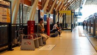 Penurunan jumlah pengguna terlihat signifikan pada jam sibuk pagi hari.