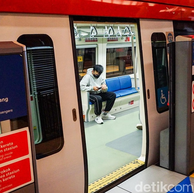 Mobilitas Penumpang LRT Jabodebek Menurun Kala WFH Diterapkan