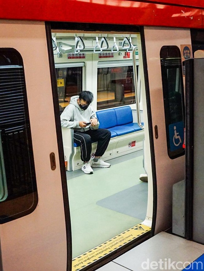 Mobilitas Penumpang LRT Jabodebek Menurun Kala WFH Diterapkan