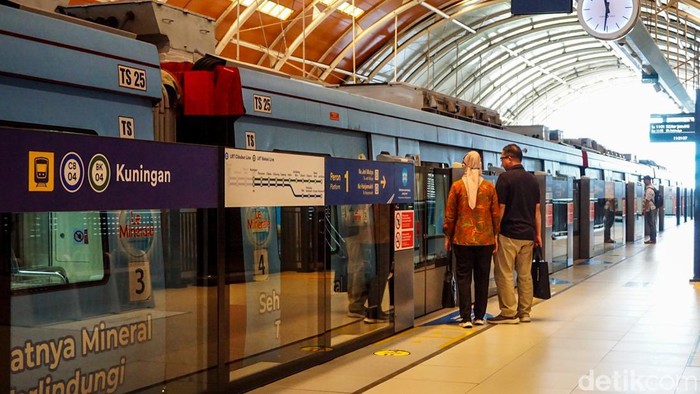 Mobilitas Penumpang LRT Jabodebek Menurun Kala WFH Diterapkan Sejumlah penumpang menaiki LRT Jabodebek untuk beraktivitas di Jakarta, Senin (13/4/2026).