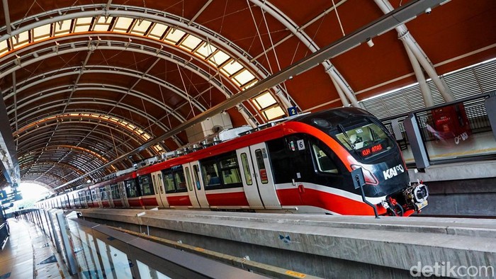 Sejumlah penumpang menaiki LRT Jabodebek untuk beraktivitas di Jakarta, Senin (13/4/2026).