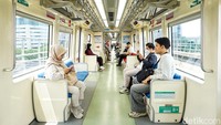 Petugas tetap disiagakan untuk memastikan keamanan dan kenyamanan pengguna transportasi publik. Pada Jumat (10/4), KAI mencatat jumlah pengguna LRT Jabodebek sebanyak 106.301 orang. Angka tersebut menurun sekitar 10 persen dibandingkan Kamis (9/4) yang mencapai 118.505 pengguna, atau berkurang sebanyak 12.204 penumpang.