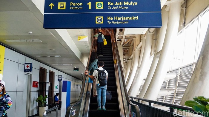 Sejumlah penumpang menaiki LRT Jabodebek untuk beraktivitas di Jakarta, Senin (13/4/2026).