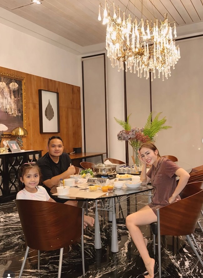 Momo Geisha dan suaminya memilih perayaan sederhana untuk memperingati momen anniversary pernikahan mereka yang ke-9. Keduanya memilih dinner bersama anak di rumah. Foto: Instagram/@therealmomogeisha