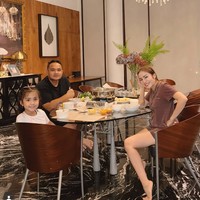 Gaya Santai Momo Geisha Rayakan Anniversary Pernikahan, Dinner Pakai Piyama