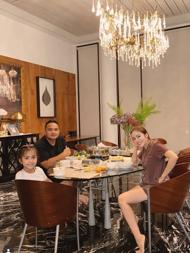 Gaya Santai Momo Geisha Rayakan Anniversary Pernikahan, Dinner Pakai Piyama