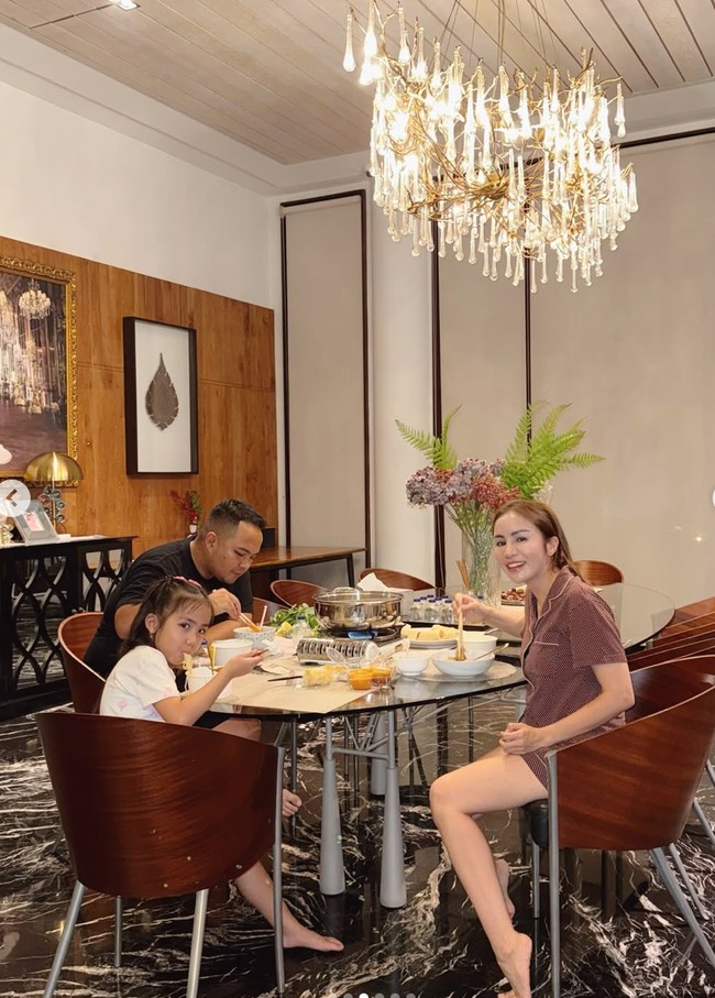 Di keterangan unggahan Momo mengatakan bahwa anak laki-lakinya tak ikut dinner bersama karena sudah mengantuk dan tidur. “Our 9th wedding anniversary dinner be like... Stay at home peacefully with kiddos, tp Abe jam 7pm udah ngantuk gk kuat melek,” tulis Momo. Foto: Instagram/@therealmomogeisha