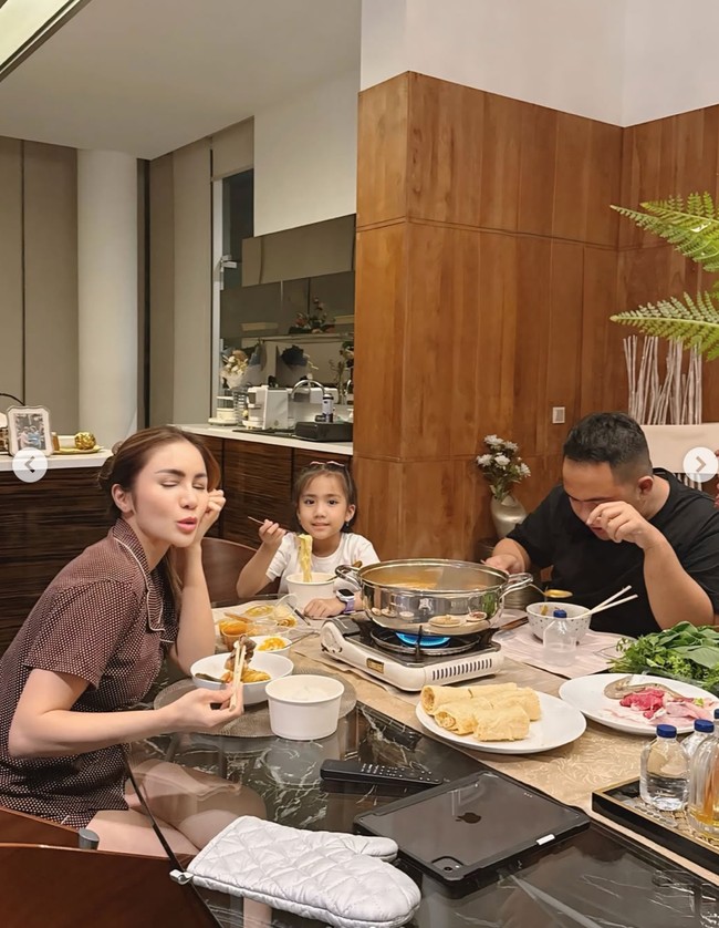 Tampil natural dengan riasan minimalis, Momo banyak dipuji cantik oleh netizen. Tak hanya itu, ibu 2 orang anak itu juga terlihat makin langsing. Foto: Instagram/@therealmomogeisha