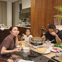Tampil natural dengan riasan minimalis, Momo banyak dipuji cantik oleh netizen. Tak hanya itu, ibu 2 orang anak itu juga terlihat makin langsing. Foto: Instagram/@therealmomogeisha