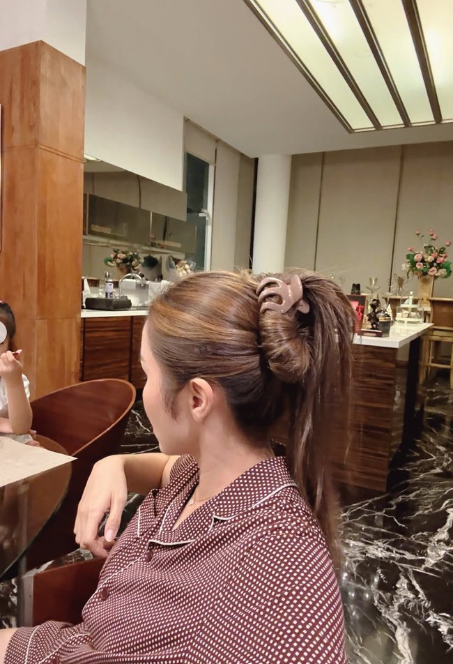 Rambut panjangnya juga hanya dijepit simpel menggunakan jeday. “Rambutnya bagus bgt kak momo,” tulis salah satu komentar. “Cantik banget ka,” tambah komentar lain. “Putihnya paripurna y mo…” tambah lainnya. Foto: Instagram/@therealmomogeisha