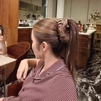 Rambut panjangnya juga hanya dijepit simpel menggunakan jeday. “Rambutnya bagus bgt kak momo,” tulis salah satu komentar. “Cantik banget ka,” tambah komentar lain. “Putihnya paripurna y mo…” tambah lainnya. Foto: Instagram/@therealmomogeisha