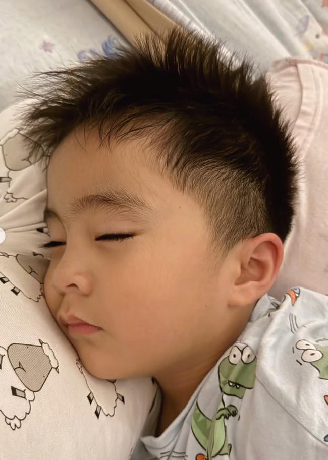 Di slide terakhir unggahan, Momo juga menyertakan foto putranya yang sedang tertidur pulas. Foto: Instagram/@therealmomogeisha