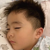 Di slide terakhir unggahan, Momo juga menyertakan foto putranya yang sedang tertidur pulas. Foto: Instagram/@therealmomogeisha