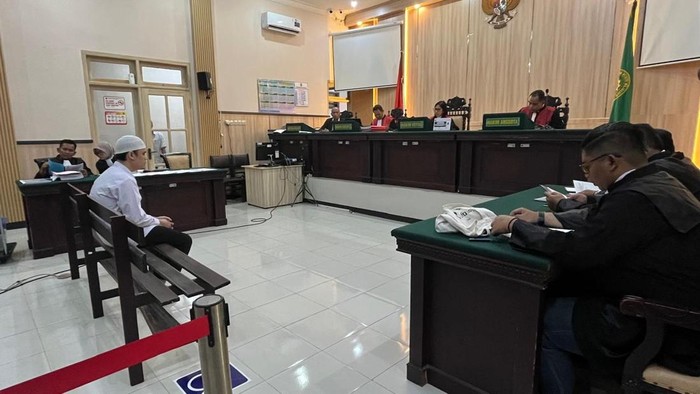 Alvi Maulana saat sidang pledoi kasus mutilasi Tiara di PN Mojokerto