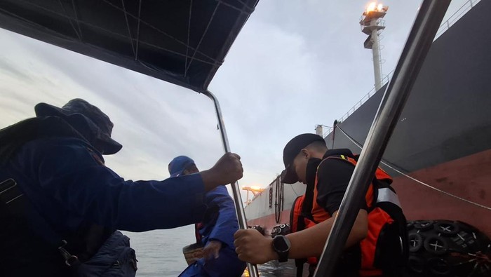 Dua nelayan asal Karimun berhasil diselamatkan Tim SAR gabungan setelah hanyut hingga ke perairan Malaysia