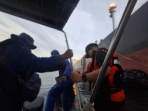 Video: 2 Nelayan Karimun Hanyut Sampai ke Malaysia Berhasil Dievakuasi