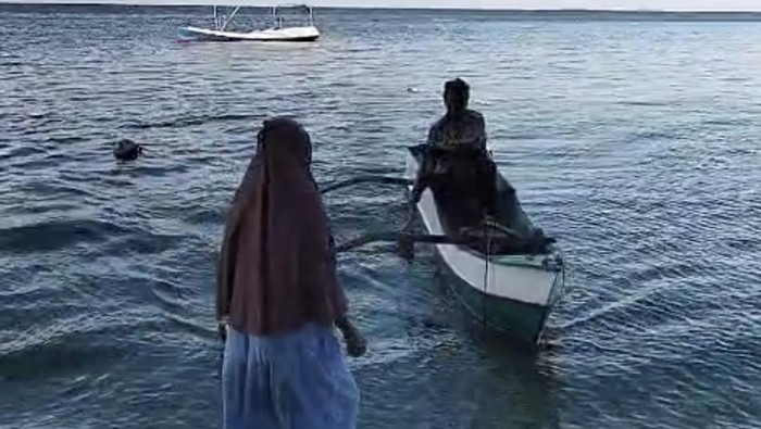 Nelayan membawa perahu korban yang isinya utuh pancing, bekal dan ikan hasil tangkapan