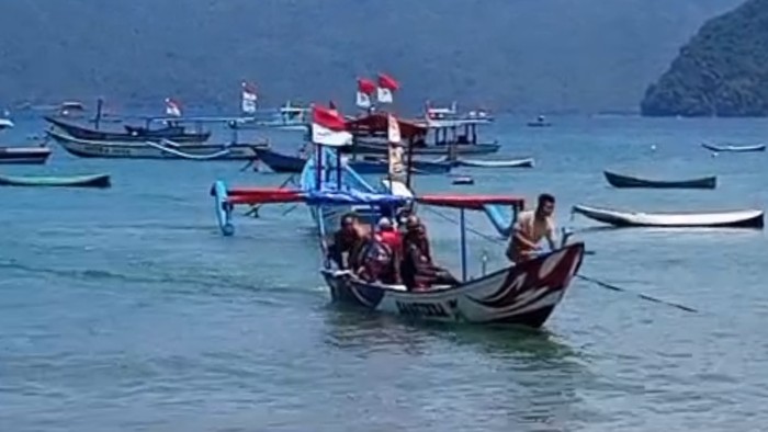 Nelayan mengevakuasi jasad korban