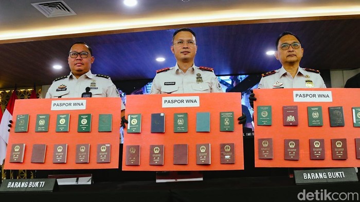 Dirjen Imigrasi, Hendrasam Marantoko memberikan keterangan mengenai operasi Wirawaspada di Jakarta, Senin (13/4/2026). Operasi Wirawaspada digelar pada 7–11 April 2026.